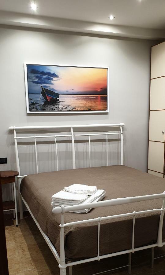 איסולה דלה פמינה Casa Vacanze L'Isola Del Relax מראה חיצוני תמונה
