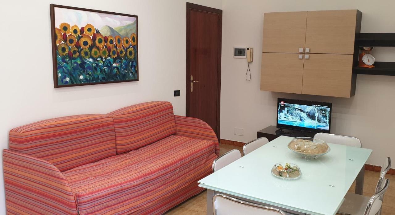 איסולה דלה פמינה Casa Vacanze L'Isola Del Relax מראה חיצוני תמונה